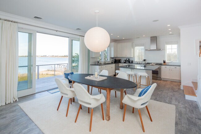 Building Photo - 1025 Flying Point Rd