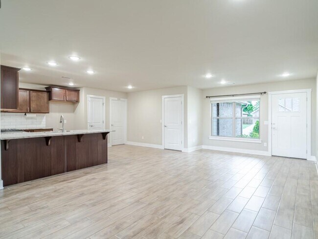 Building Photo - 1030 Riverside Dr