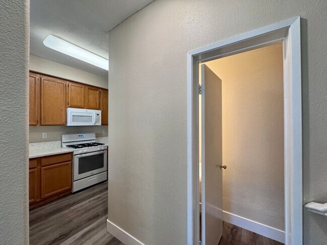 Building Photo - Beautiful and Spacious 3 Bedroom 2.5 Bath ...