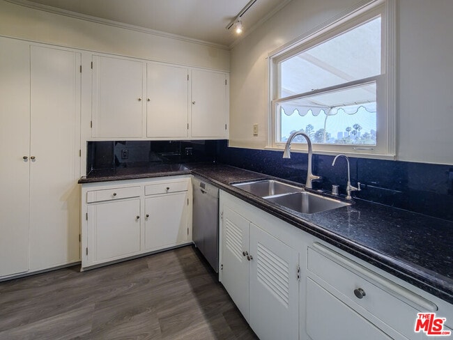 Building Photo - 8967 St Ives Dr