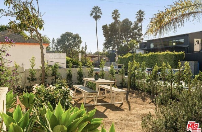 Building Photo - 818 Palms Blvd