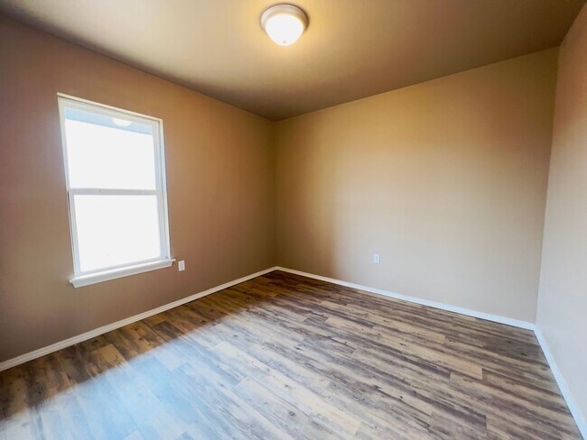 Building Photo - Cozy 3 Bedroom Home