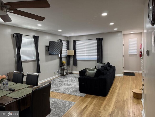 Building Photo - 8315 Navahoe Dr