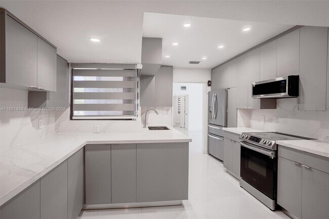 Building Photo - 840 NW 170th Terrace