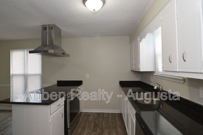 Building Photo - 2317 Hiwatha Dr