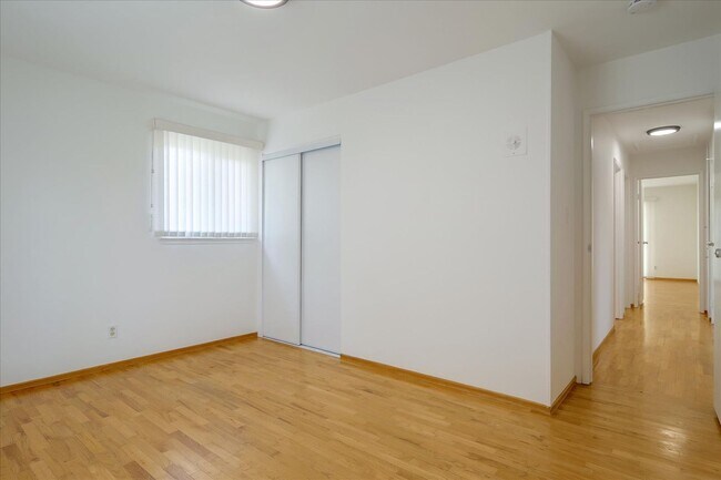 Building Photo - Great Location 3BD Home with Wood Floors &...