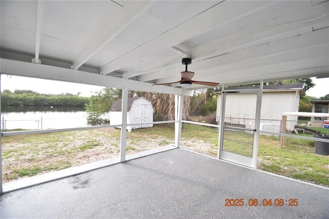 Building Photo - 417 Country Club Dr
