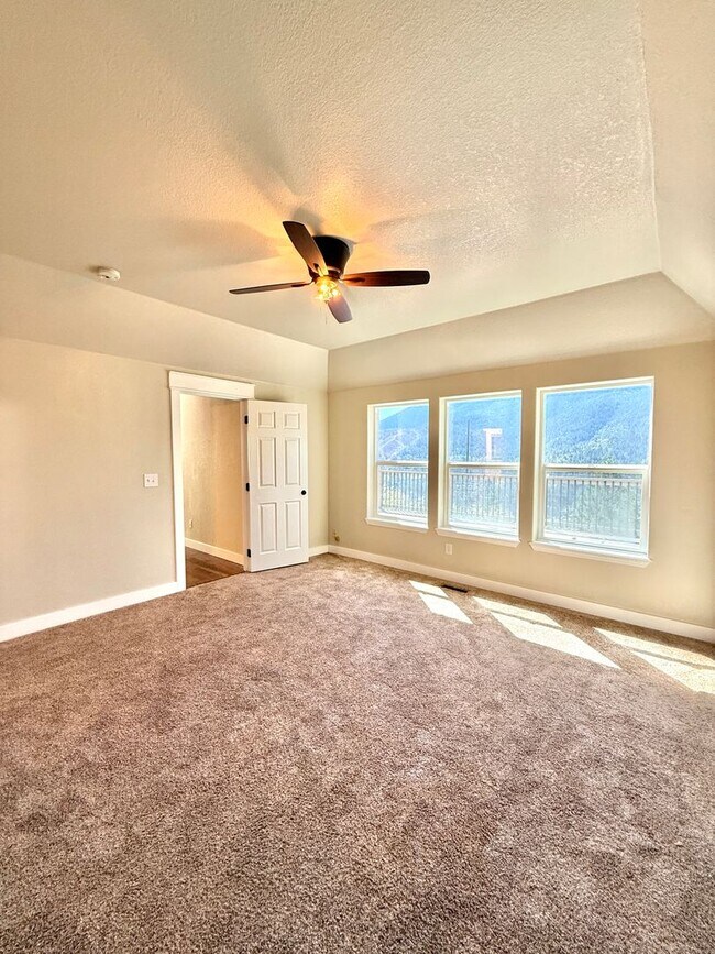 Building Photo - 901 Manzanita Dr