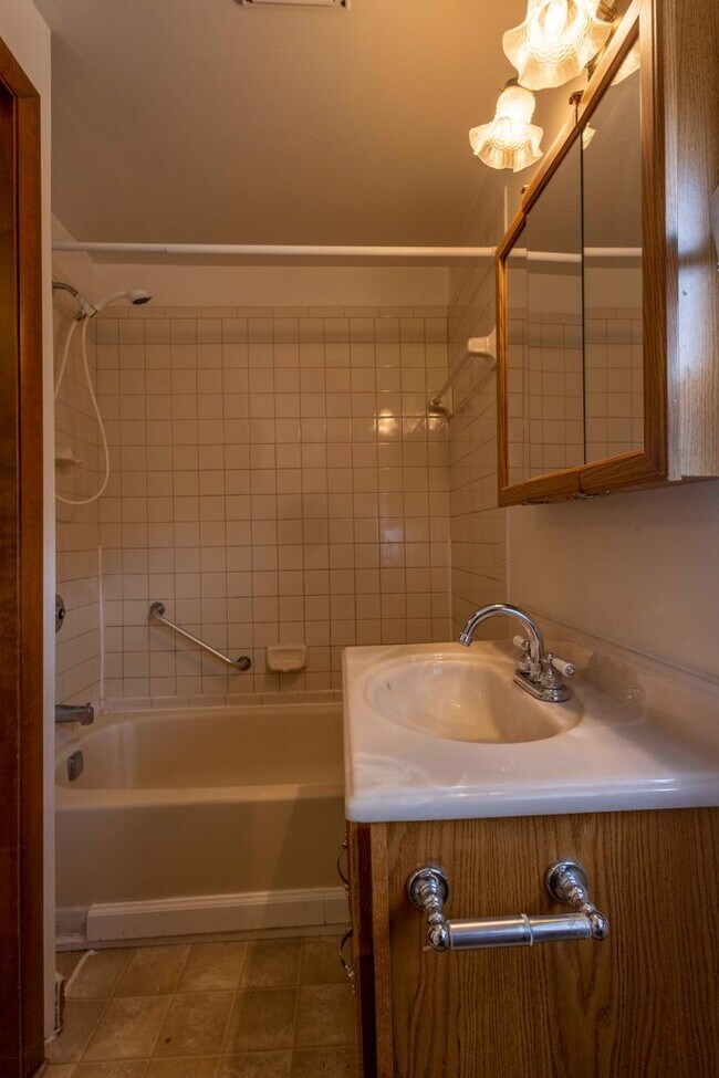 Building Photo - Cozy 4 Bedroom/2 Bathroom Detached Home in...