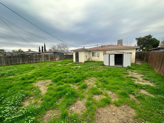 Building Photo - This cute home won't last long with a new ...