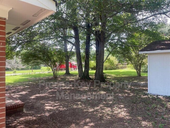 Building Photo - 246 Pinetree Cir