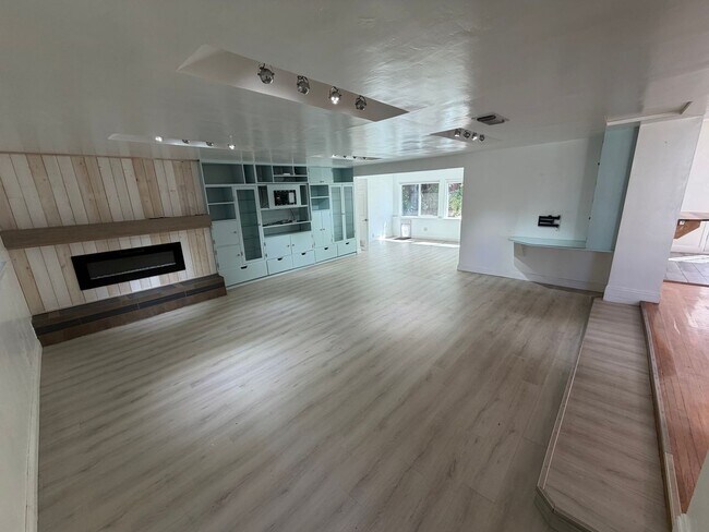 Building Photo - 7210 Zelinda Dr