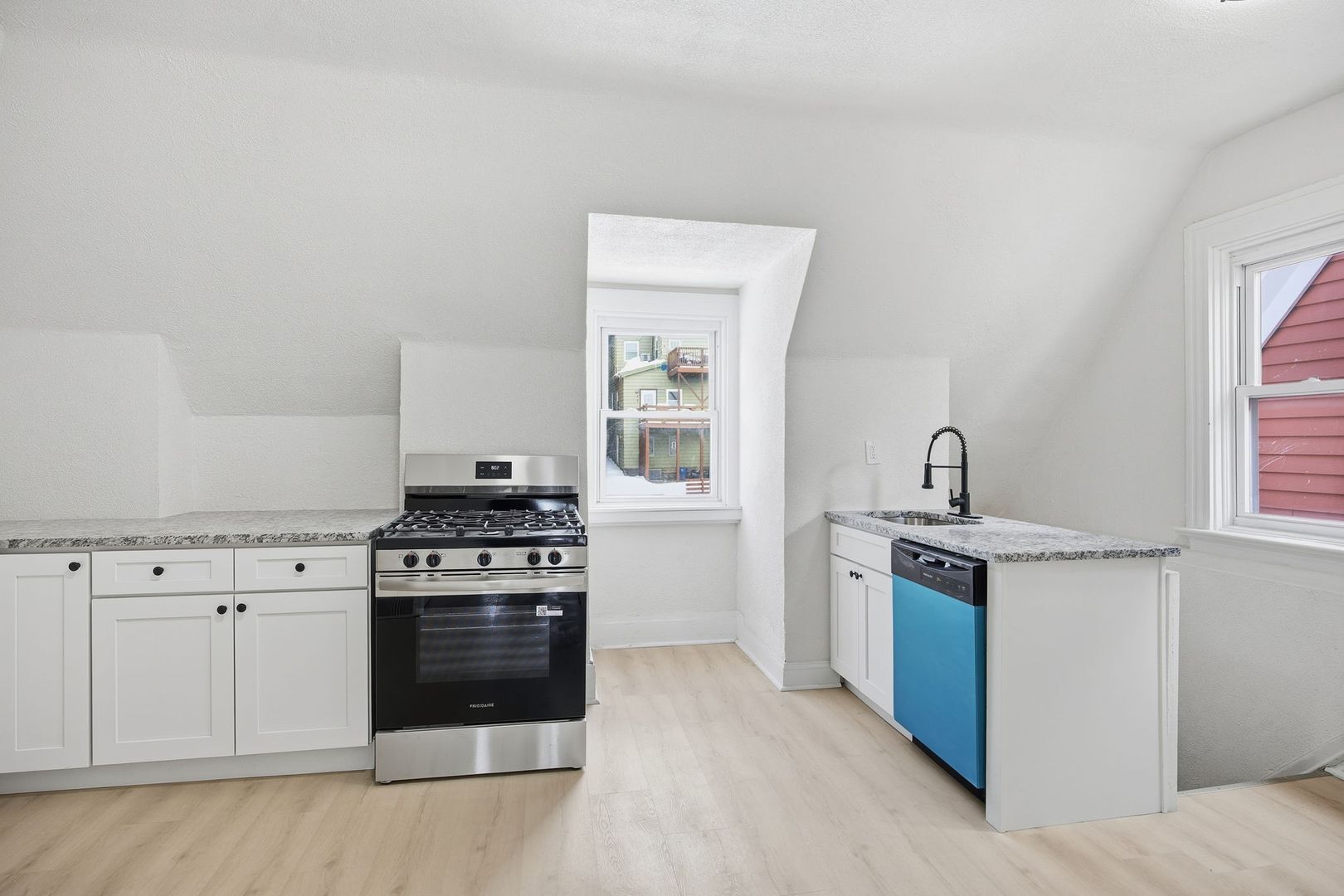 Building Photo - 141 Oneida St