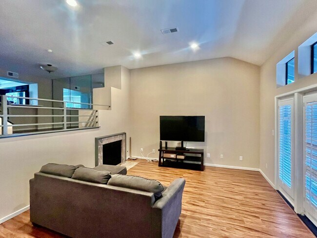 Building Photo - Beautiful 2bd/2bath townhome in Cambridge Terrace Community.
