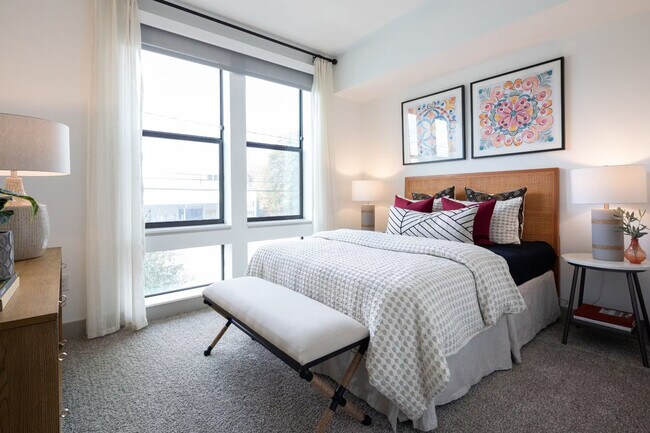 Building Photo - Move-in Special: $0 Fees + $1000 Off!