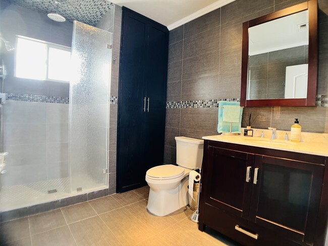 Spacious bathroom - 6301 Coldwater Canyon Ave