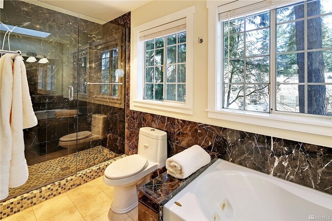 Building Photo - Bellevue 4 bd 2.5 bath house close to Micr...