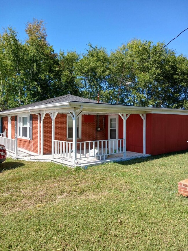 Building Photo - Country Living