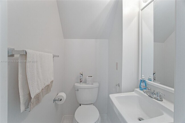 Building Photo - 3007 Fairway Dr N