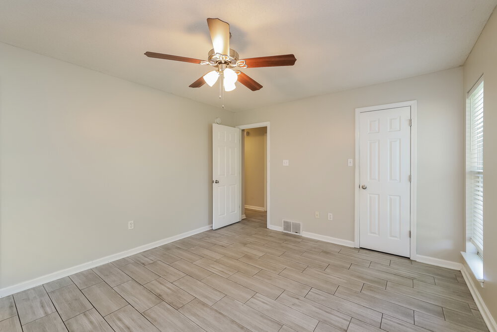 Building Photo - 1104 Parkview Cir N