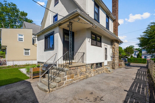 Building Photo - 217 Soundview Ave