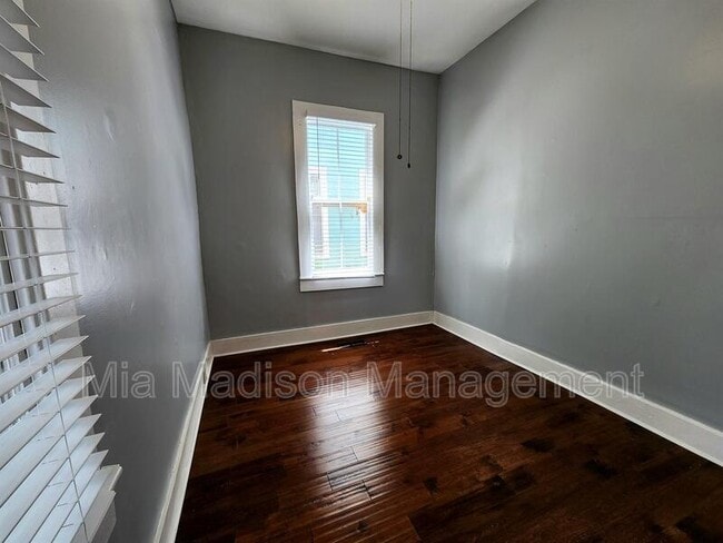 Building Photo - 416 E 31st St