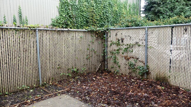 Building Photo - 3 Bed 2.5 Bath Townhome Near Fairview Village