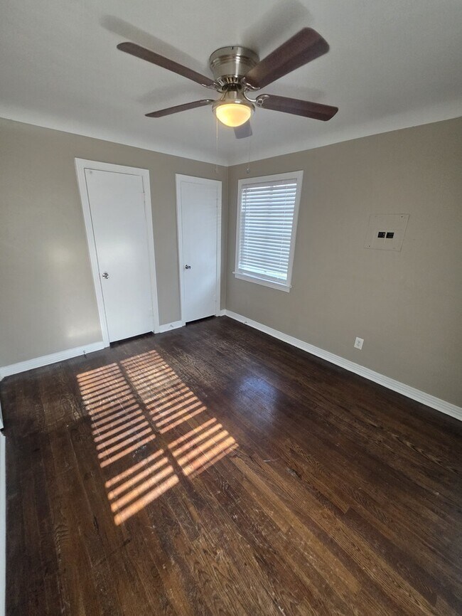 Building Photo - 3 bed 1 bath home, move in ready!