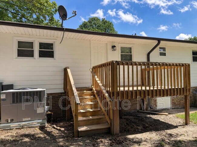 Building Photo - 318 Barrymore Dr
