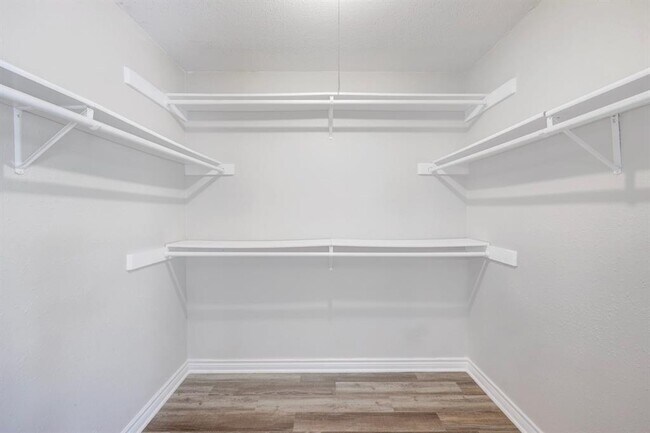 Building Photo - 200 Woodmont Dr