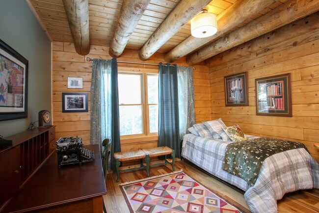 Building Photo - 320 Lakeshore Dr