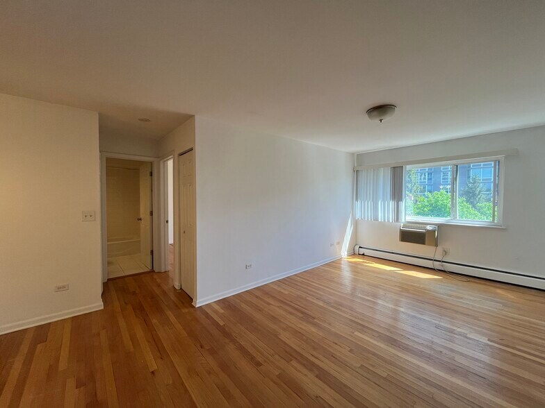 Building Photo - 742 W Buena Ave