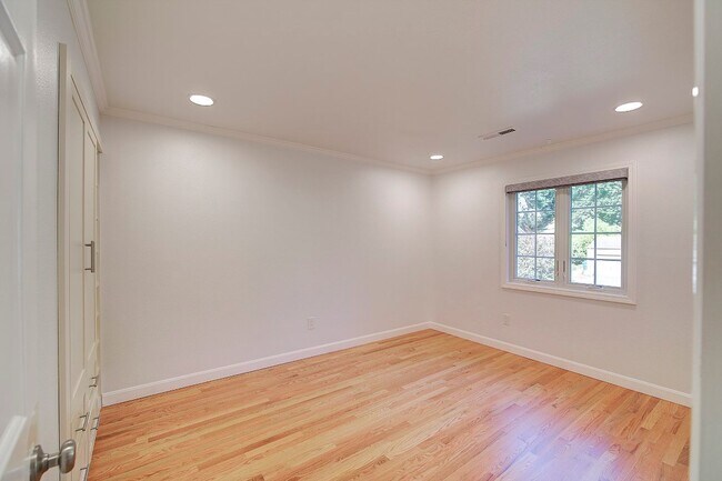 Building Photo - 4Bd/2.5Ba Mercer Island House