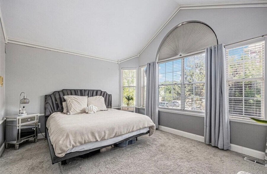 Building Photo - 2420 W 82nd Pl