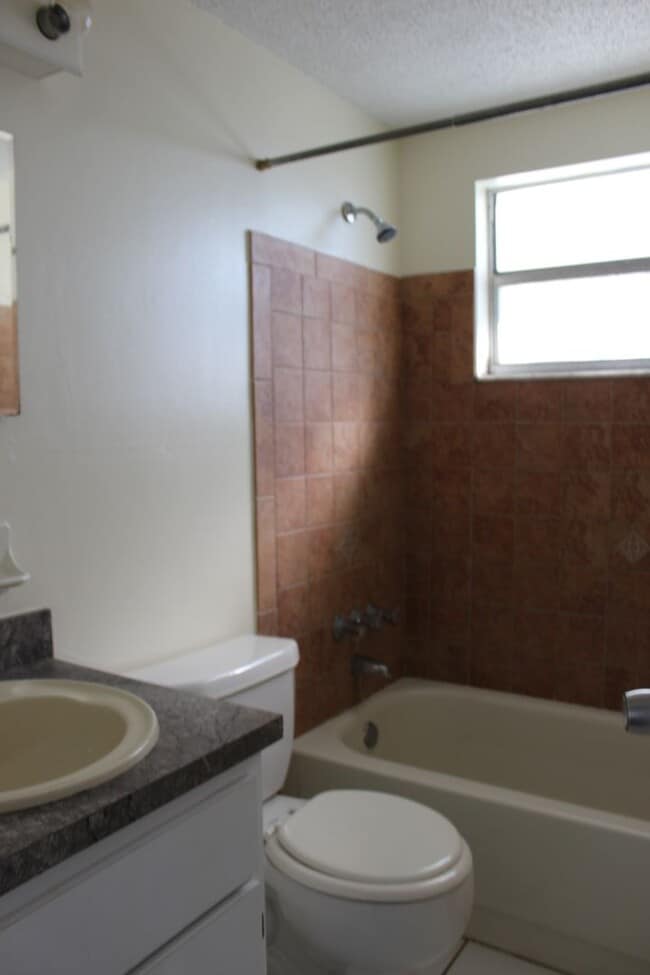 Building Photo - 3 Bedroom 2 Bath Home