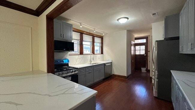 Building Photo - 5530 N Artesian Ave