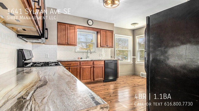 Building Photo - 1641 Sylvan Ave SE
