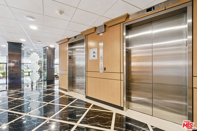 Building Photo - 100 S Doheny Dr