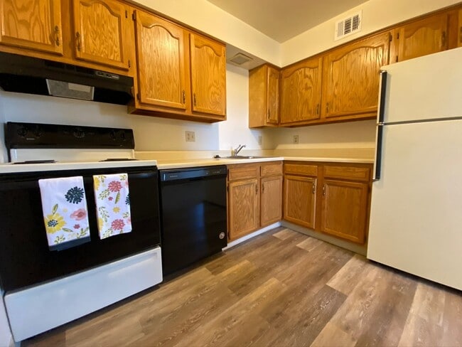 Building Photo - Spacious 2BR at Bellwood Manor! Great North Hills Location! Call Today!