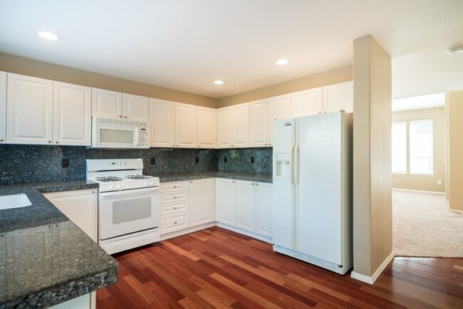 Building Photo - Quaint Carman Ridge Home in Lake Oswego