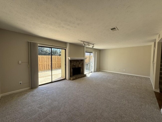 Building Photo - 731 Hanover Ln SE