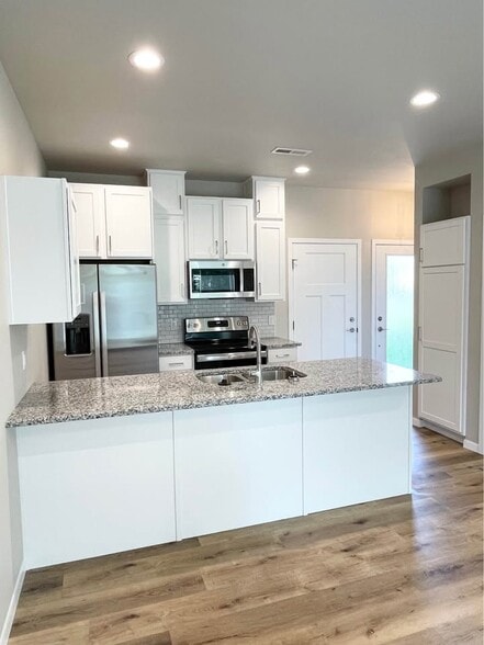 Building Photo - 1025 S Nicolet Rd