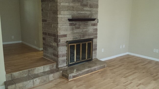 Building Photo - Large 2 Story Home 2540 SFT 3 Bed 2 Bath Home