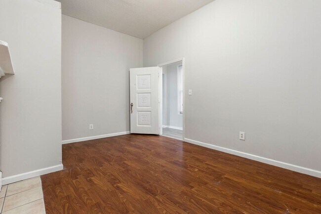 Building Photo - 726-728 W Saint Catherine Street