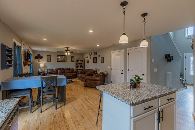 Building Photo - Pet Friendly Three Bedroom!