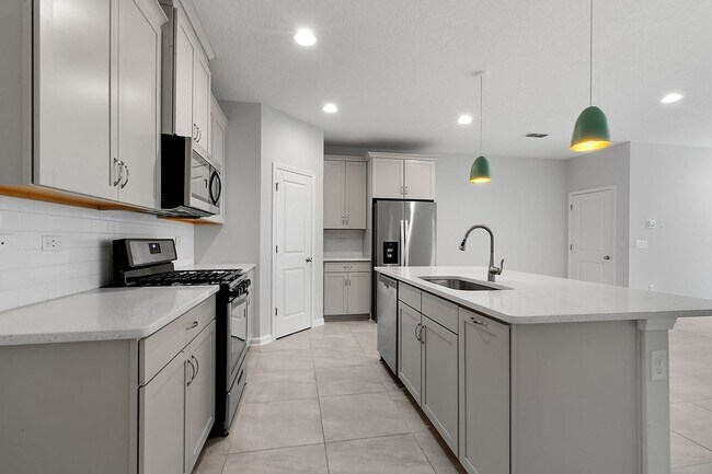 Building Photo - Contemporary Townhouse in East Village!