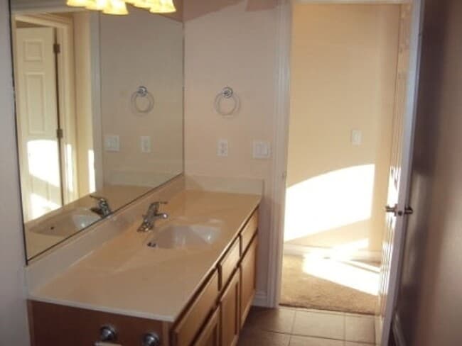 Building Photo - 3 Bedroom 2 Bathroom House