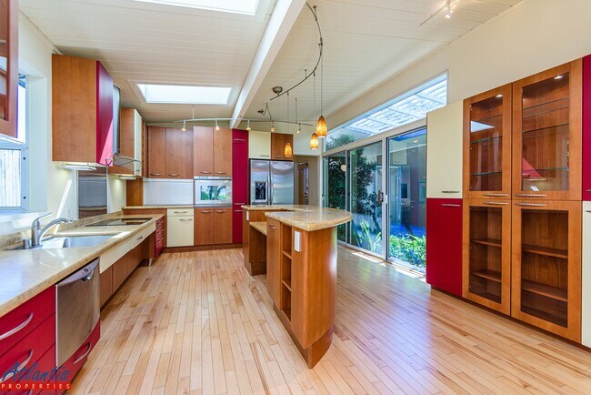 Building Photo - Gorgeous Eichler Home | Desirable Location