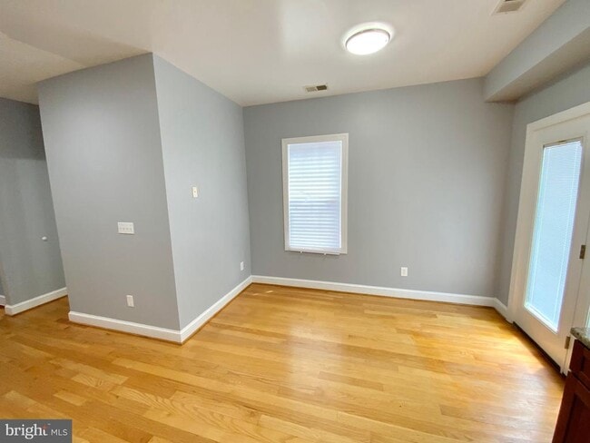 Building Photo - 812 5th St NE