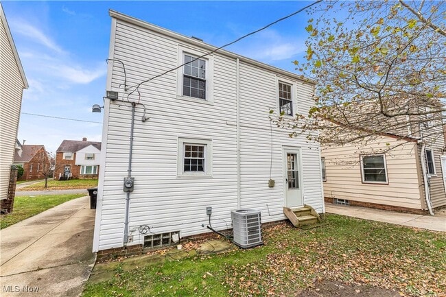 Building Photo - 16201 Walden Ave